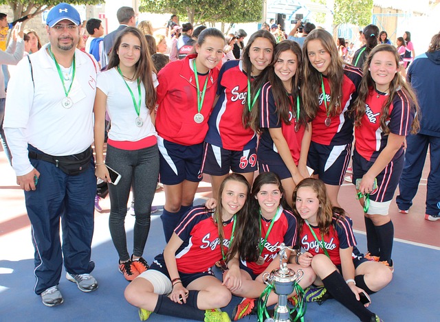 三位年轻球 三位年轻球